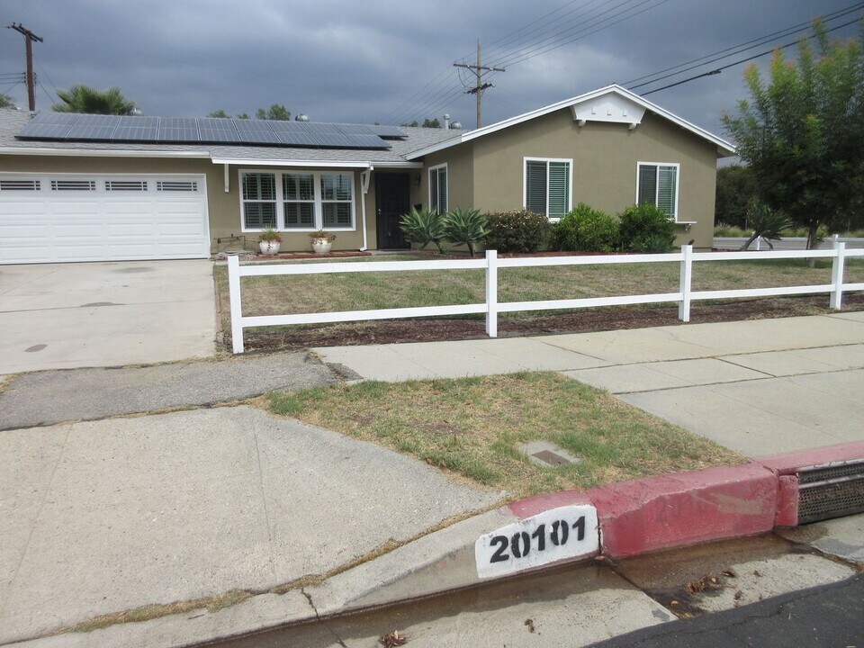 20101 Superior St in Los Angeles, CA - Building Photo