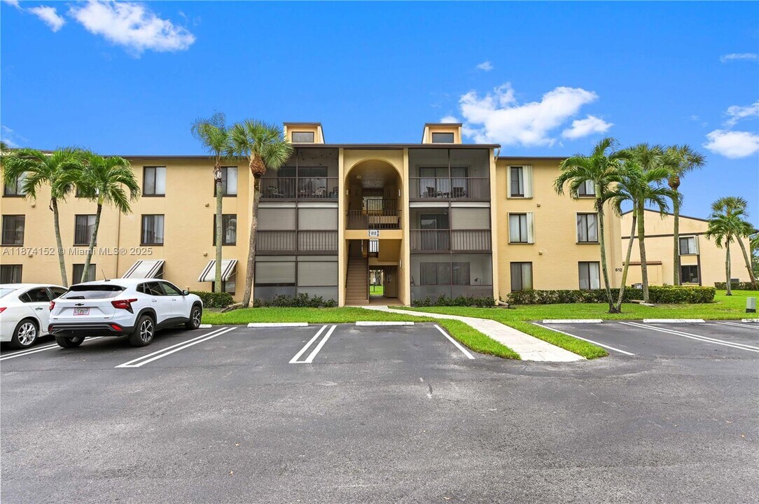 812 Sky Pine Way in Greenacres, FL - Foto de edificio