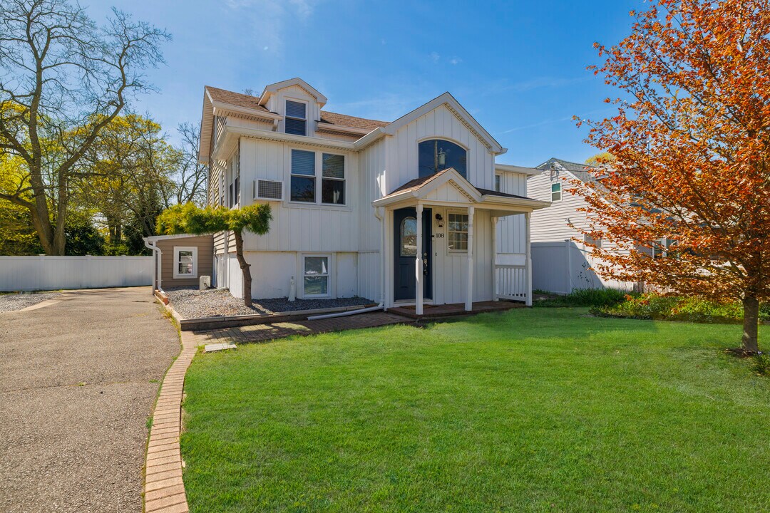 108 Ralph Ave in Babylon, NY - Building Photo