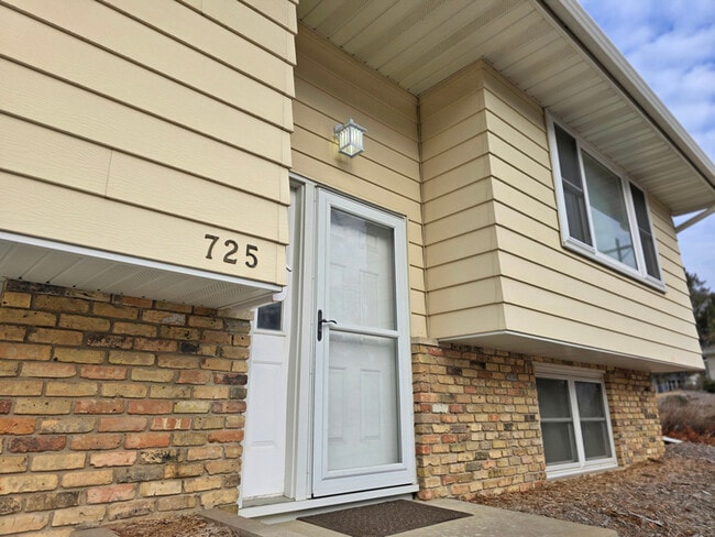 725 Elton Hills Dr NW in Rochester, MN - Building Photo - Building Photo