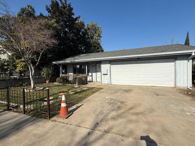 205 Flora St in Lodi, CA - Building Photo - Building Photo