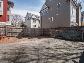 44 Cameron Ave, Unit 1 in Somerville, MA - Foto de edificio - Building Photo