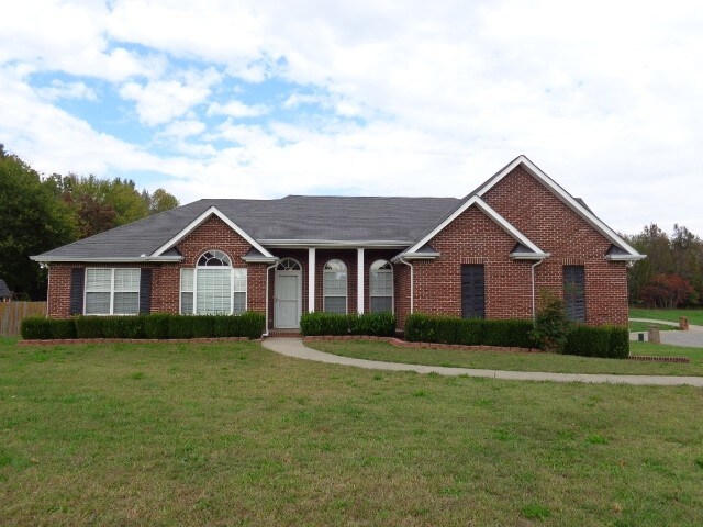 1040 Blue Jay Ct in Adams, TN - Foto de edificio