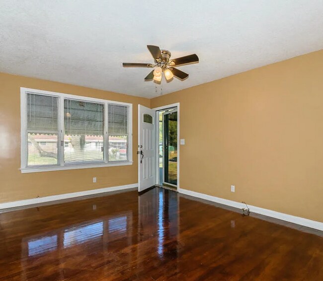 5523 Minosa Cir E in Jacksonville, FL - Foto de edificio - Building Photo