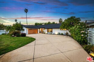 16517 Hartsook St in Los Angeles, CA - Building Photo