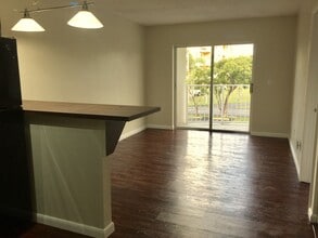 8260 SW 210th St, Unit 105 in Cutler Bay, FL - Foto de edificio - Building Photo