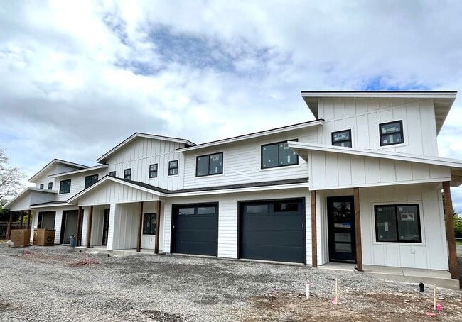 1622 W Antler Ave in Redmond, OR - Building Photo - Building Photo