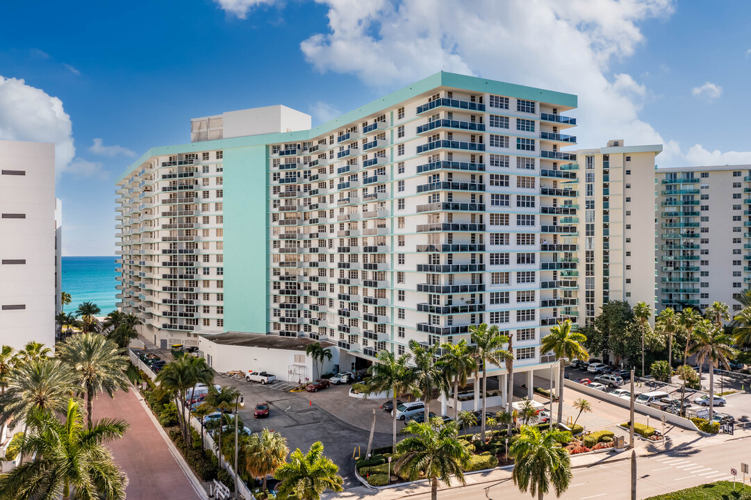 Sea Air Towers in Hollywood, FL - Building Photo