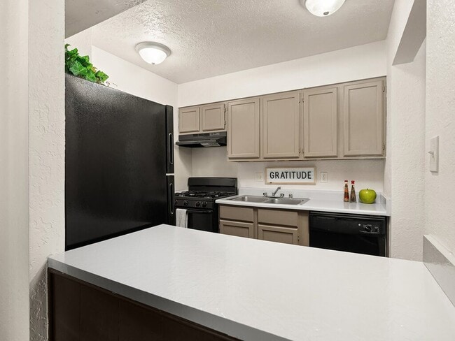 Mission Hill Apartments in Albuquerque, NM - Foto de edificio - Building Photo