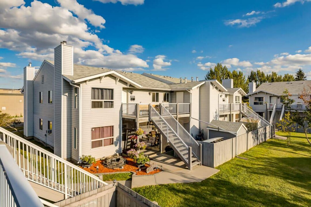 Huntington Court Coachhomes in Edmonton, AB - Building Photo