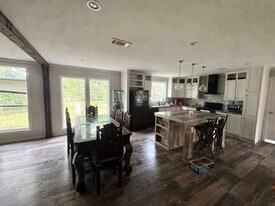 340 County Road 423 in Stockdale, TX - Building Photo