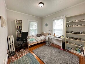 43 Iffley Rd, Unit 1 in Boston, MA - Foto de edificio - Building Photo