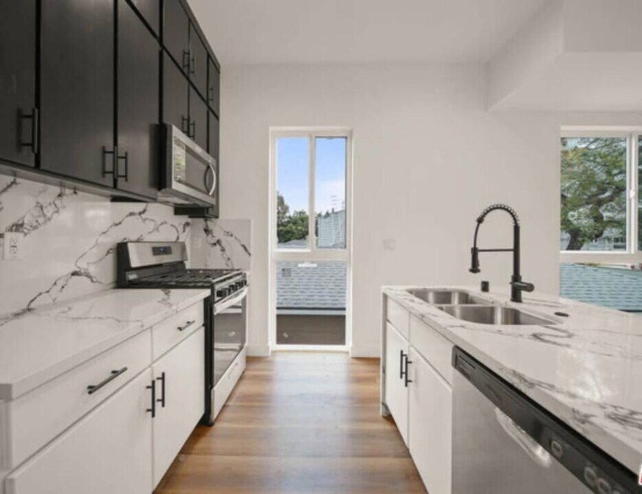 8664 Cadillac Ave in Los Angeles, CA - Building Photo
