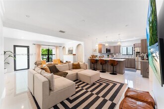 2485 SW 19th Ter in Miami, FL - Building Photo - Building Photo