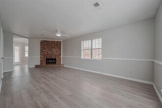8621 Rustling Leaves Dr in Houston, TX - Building Photo - Building Photo