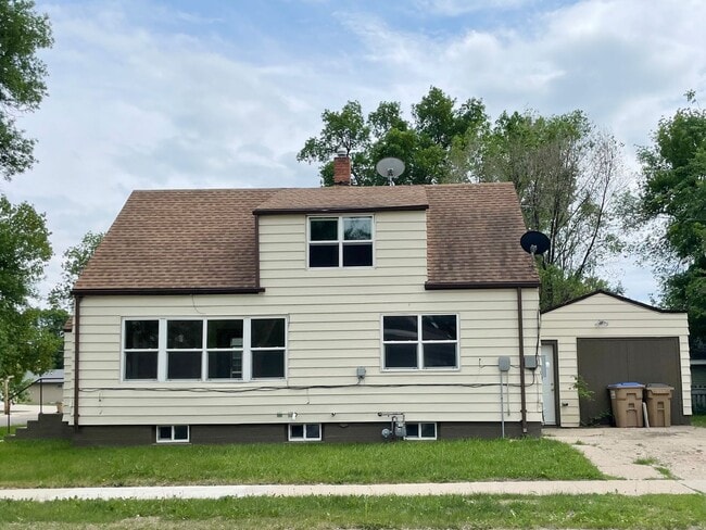 623 11th St NW in Minot, ND - Building Photo - Building Photo