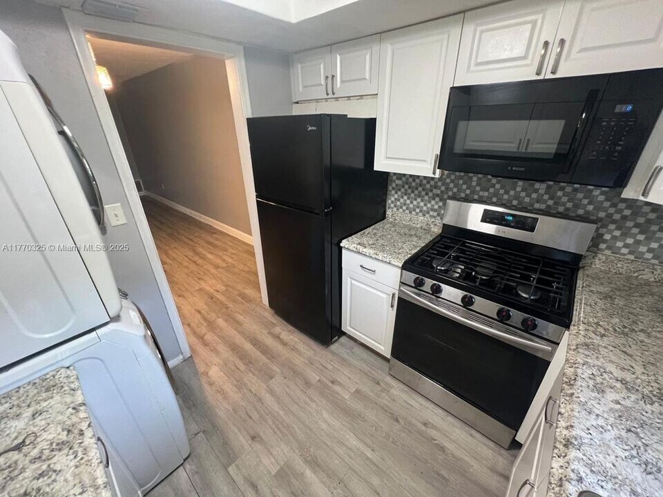 6877 NW 30th St in Sunrise, FL - Building Photo