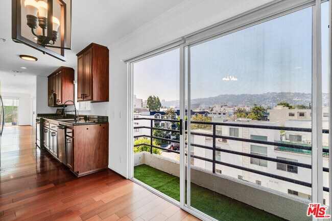 116 S Croft Ave in Los Angeles, CA - Building Photo - Building Photo