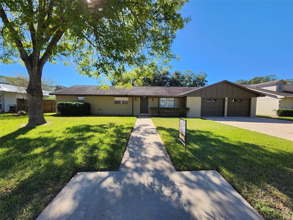 713 Clubside Dr in East Bernard, TX - Building Photo