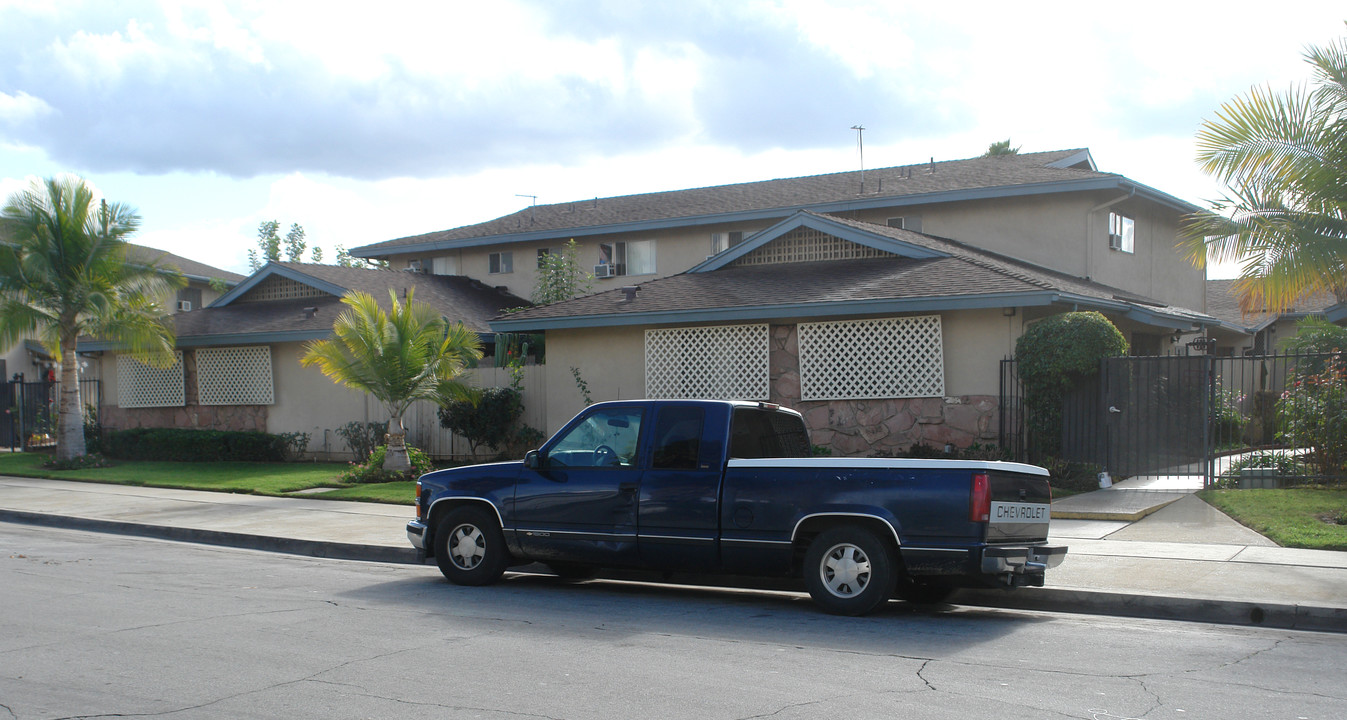 664 Italia St in Covina, CA - Foto de edificio