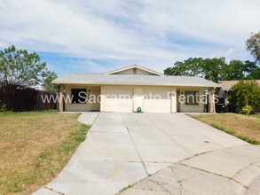 4978 Saddlerock Way in Sacramento, CA - Building Photo - Building Photo