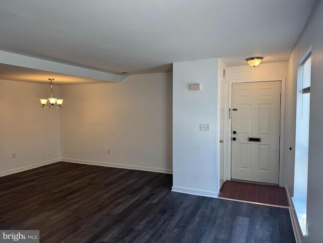 136 W Barre St-Unit -R in Baltimore, MD - Building Photo - Building Photo