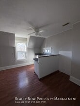 1344 S Green Rd, Unit Unit 2 in South Euclid, OH - Foto de edificio - Building Photo