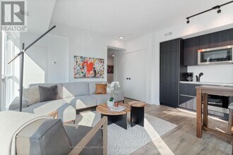 327-4327 King St W in Toronto, ON - Building Photo - Building Photo