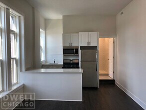 2362 N Clybourn Ave, Unit 2R in Chicago, IL - Building Photo - Building Photo