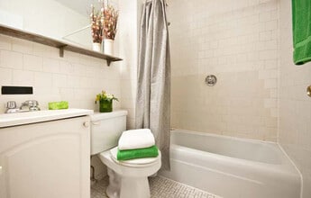 1223 Beacon St, Unit 310 in Brookline, MA - Foto de edificio - Building Photo