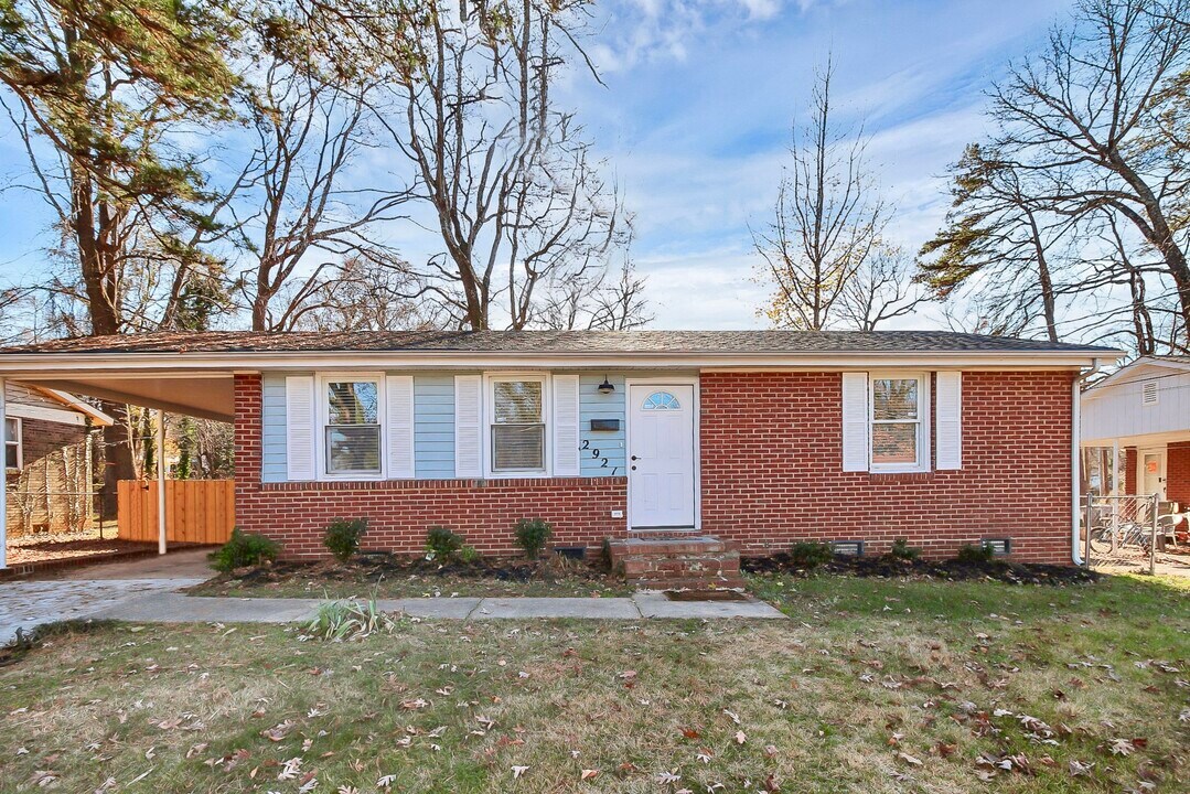 2921 Ravencroft Dr in Charlotte, NC - Building Photo