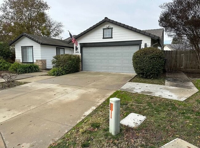 5444 W Sunnyside Ct in Visalia, CA - Building Photo - Building Photo