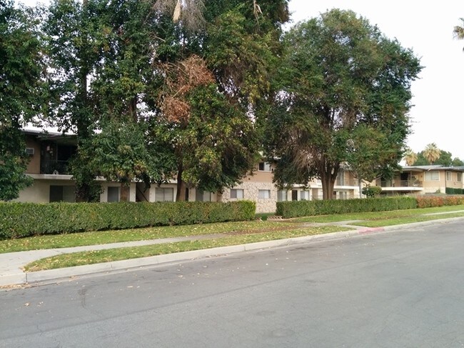 25276 Barton Rd in Loma Linda, CA - Foto de edificio - Building Photo