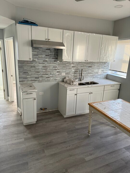 843 E Marquette Rd, Unit 1 in Chicago, IL - Building Photo