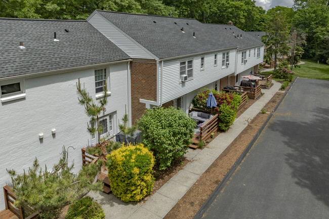 Colonial Gardens Condominiums in Fairfield, CT - Building Photo - Building Photo