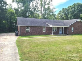 8149 Westbourne Dr in Charlotte, NC - Building Photo