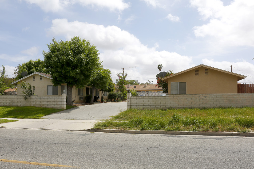 1955-1985 E Devonshire Ave in Hemet, CA - Building Photo