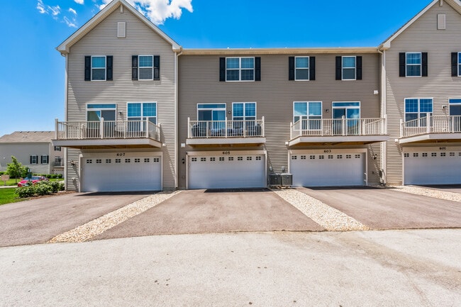 605 Brook Ct in Oswego, IL - Building Photo - Building Photo