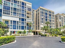 7400 Sun Island Dr S in South Pasadena, FL - Building Photo