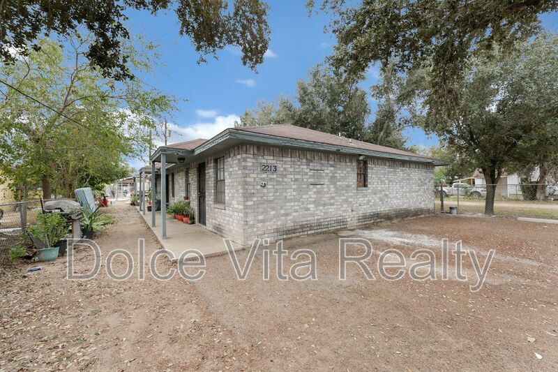 2213 W Dallas Ave in McAllen, TX - Building Photo