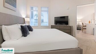 5256 International Dr in Orlando, FL - Building Photo