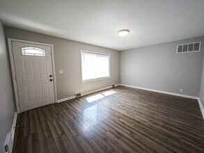 330 N 2nd St in Elberfeld, IN - Foto de edificio - Building Photo