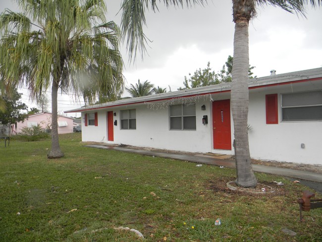 471 NE 30th St in Pompano Beach, FL - Foto de edificio - Building Photo