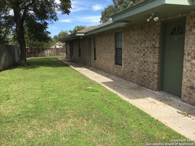 1101 Live Oak St in Pleasanton, TX - Foto de edificio - Building Photo