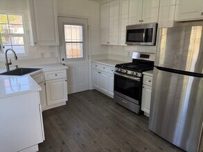 2022 N Parish Pl, Unit A in Burbank, CA - Foto de edificio - Building Photo