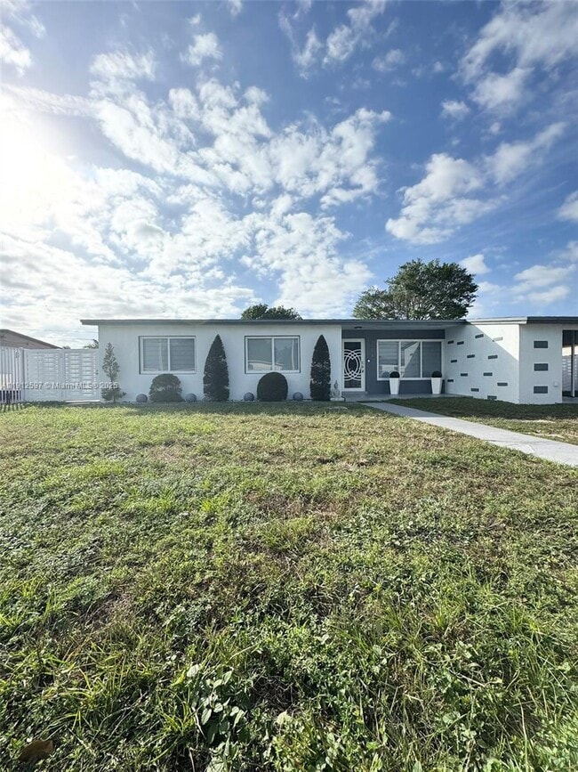 6174 W 14th Ave in Hialeah, FL - Building Photo - Building Photo