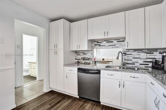 1233 Hampton Blvd in North Lauderdale, FL - Foto de edificio - Building Photo
