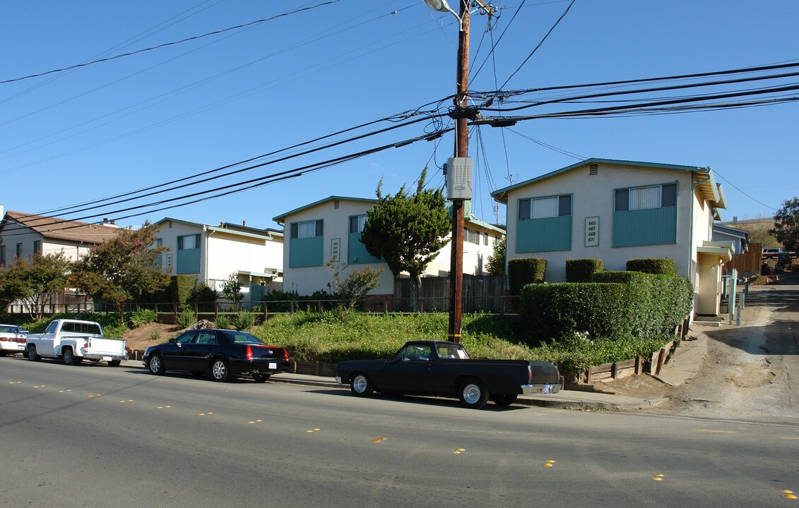 645-671 Military East St in Benicia, CA - Foto de edificio