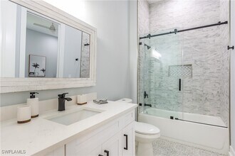 1258 Solana Rd in Naples, FL - Foto de edificio - Building Photo