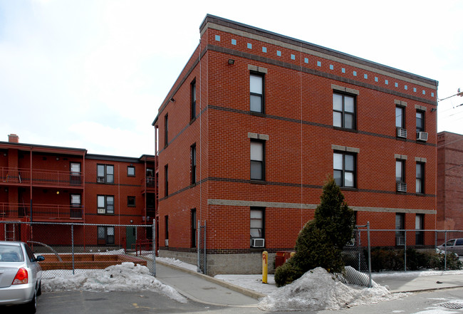 533 S Summer St in Holyoke, MA - Building Photo - Building Photo